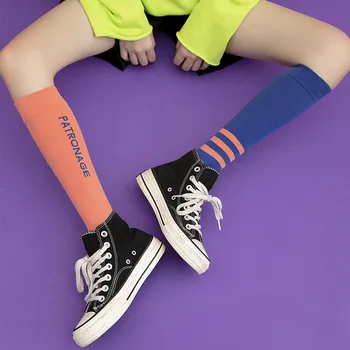 El otoño y el invierno de la nueva personalidad de la moda AB becerro calcetines hasta la rodilla estilo de colegio carta de rayas tubo largo, calcetines de los deportes