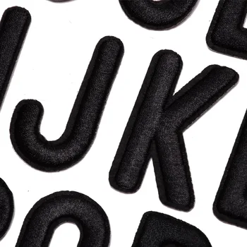 Negro Bordado de Letras de Hierro En el Patch Apliques Alfabeto Parches Para niños Bolsas de Ropa de Costura DIY Nombre de la Marca Insignia de Accesorios